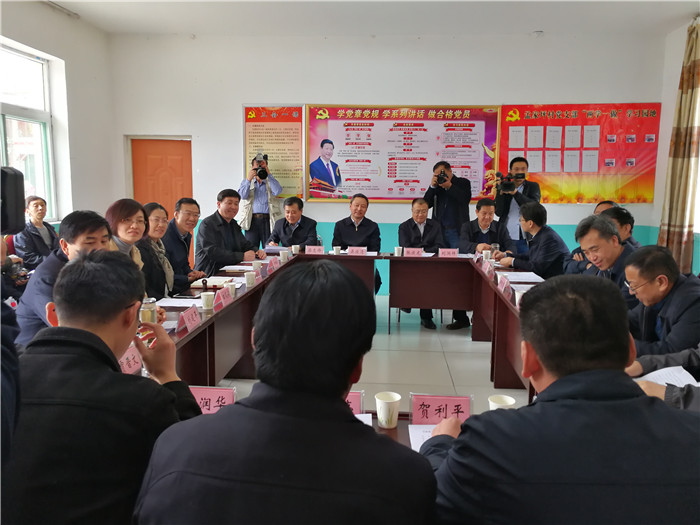永利官网在孟家坪村委会举办座谈会_副本.jpg
